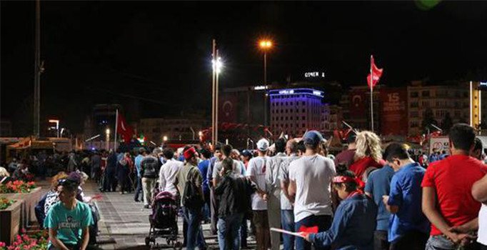 Vatandaşlar Şehit Ömer Halisdemir heykeline yoğun ilgi gösterdi