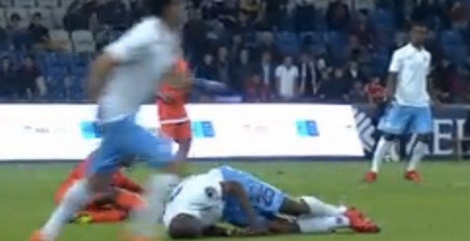 Trabzonspor'da Mbia ikili mücadele sonrası yere yığıldı