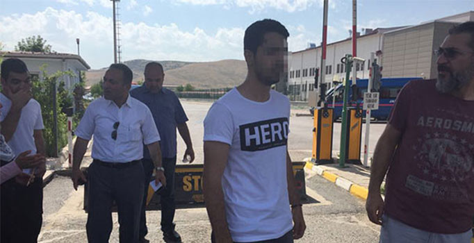 Darbe sanığının yakını 'Hero' yazılı tişörtle duruşmaya geldi, gözaltına alındı