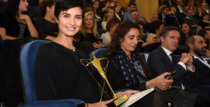Tuba Büyüküstün Vatikan’dan 'en iyi kadın oyuncu' ödülünü aldı
