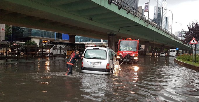 Meteroloji'den İstanbul açıklaması: Sağanak saat 15'te etkisini azaltacak