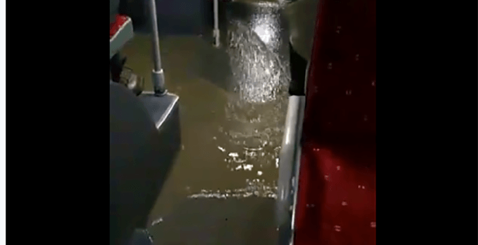 Son dakika! İstanbul'da Metrobüsü bile su bastı