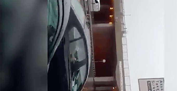 Sel sularına olta atan adam!