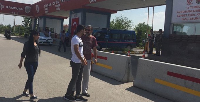 "Hero" yazılı tişörtle duruşmaya gelen şüpheli tutuklandı