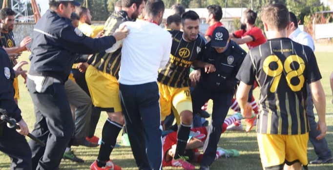 Denizli'de amatör maçta tekme ve yumruklu kavga