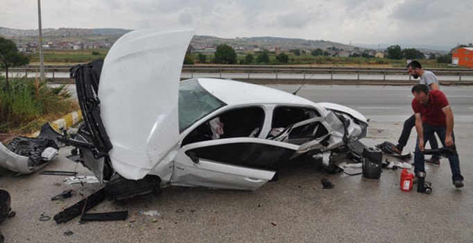 Taklalar atarak hurdaya dönen bu araçtan sağ çıktı | Bursa haberleri