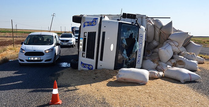 Siverek'te saman yüklü kamyon devrildi: 8 yaralı