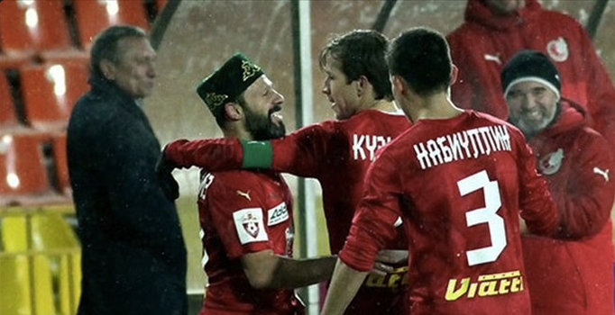 Gökdeniz Karadeniz'in taktığı tübiteyka şapkası tribünleri sevindirdi