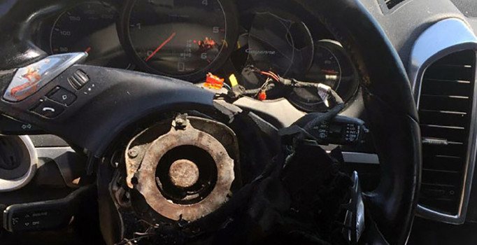 Lüks otomobilin hava yastığından fırlayan cisim boğazını kesti
