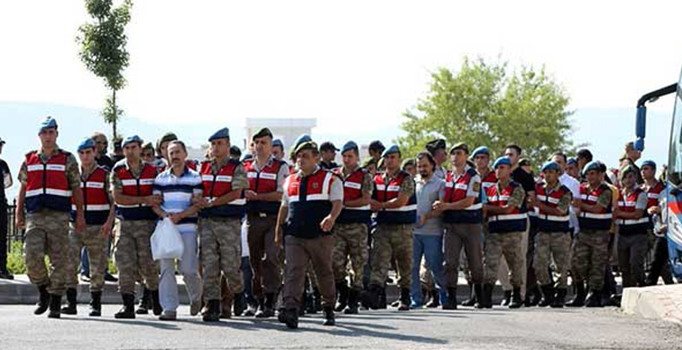 FETÖ'cülerin mahkemedeki skandalları devam ediyor... Kulaklarını tıkadılar