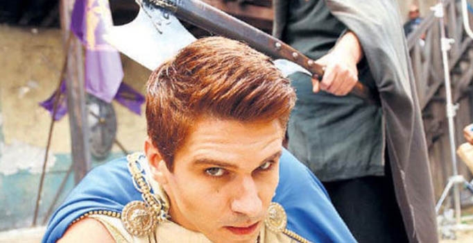 Bizans Oyunları’nın Adonis’i Tolgahan Sayışman senaryo gereği cellatların elinde