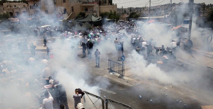 Son dakika! İsrail polisi Mescid-i Aksa'ya girmek isteyen Filistinlilere saldırdı: 3 ölü, 193 yaralı