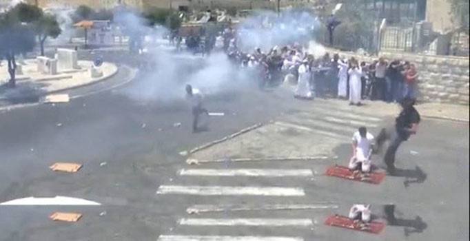 Kudüs'te yolda namaz kılan Filistinli'ye tekmeli saldırı
