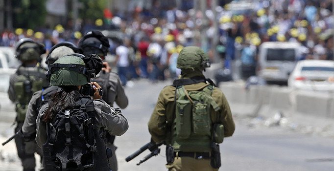 İsrail, Filistinli iki ailenin evini yıktı