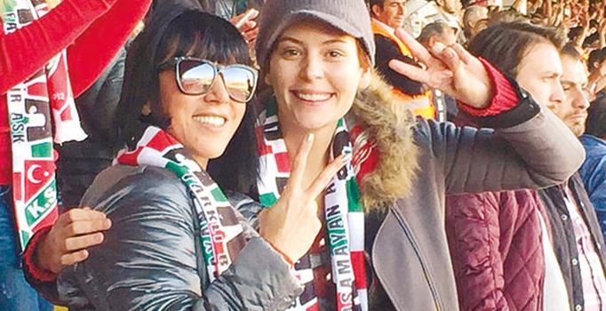 Hande Yener ve Yıldız Çağrı Atiksoy'un İzmir Atatürk Stadı’nda derbi coşkusu