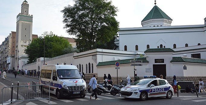 Fransa’da camiye çirkin saldırı