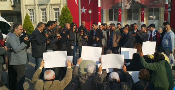 İzmir'de oturma eylemi yapan 15 HDP'liye gözaltı