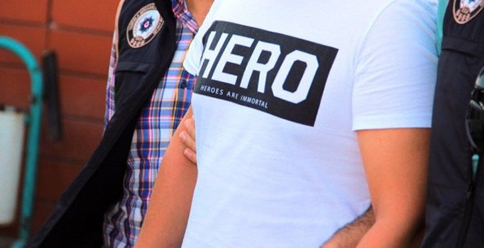Adana'da "Hero" yazılı tişörtü giyenlerin gözaltına alınması