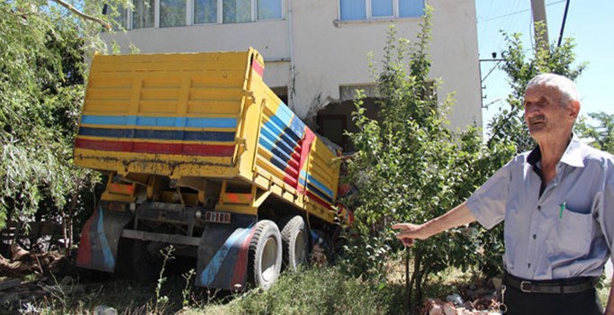 Kütahya’da freni patlayan hafriyat kamyonu 2 katlı eve girdi
