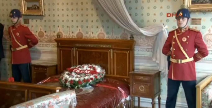 Atatürk vefatının 77. yılında Anıtkabir ve Dolmabahçe'de anıldı