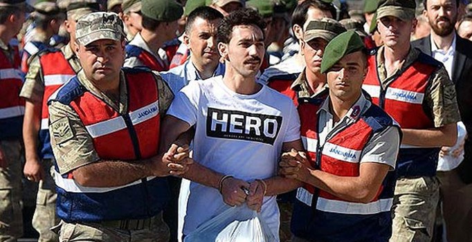 Darbeci astsubaya, 'Hero' tişörtünü kızkardeşi kargoyla göndermiş