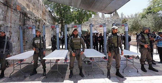 İsrail, Aksa'nın kapılarındaki dedektörleri kaldırıyor