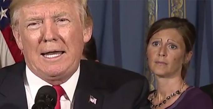 Donald Trump'ın konuşmasına sıradışı kaşlarıyla damga vurdu