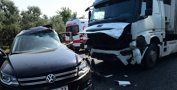 TIR otomobili biçti: 1 ölü, 4 yaralı