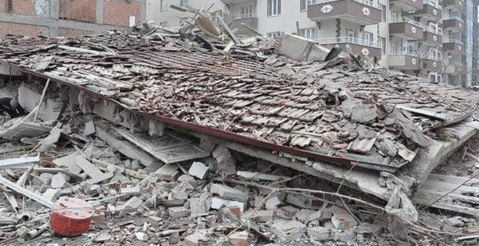 Nijerya'da 4 katlı bina çöktü: 5 ölü