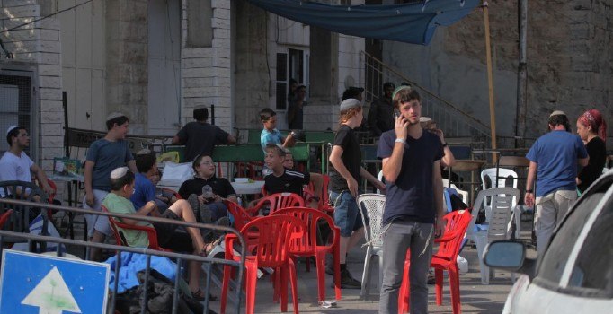 Yahudi yerleşimciler, bir binaya baskın düzenledi