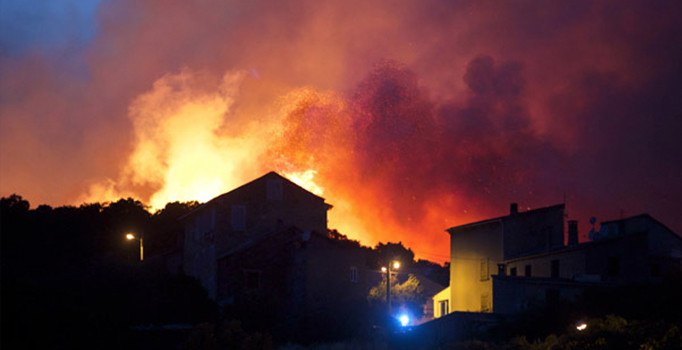 Fransa'daki yangından 10 binden fazla insan kaçtı