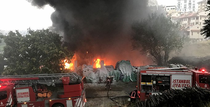 Son dakika! Kağıthane'de fabrikaya yıldırım düştü, yangın çıktı