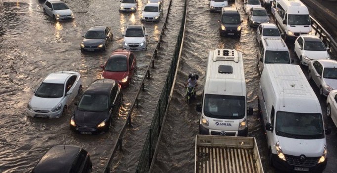 Metrobüs seferleri yapılamıyor  Metrolar durdu Avrasya tüneli kapatıldı