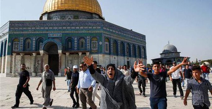 İsrail polisi Mescid-i Aksa'ya girmek isteyen Filistinlilere müdahale ediyor | Son dakika haberleri