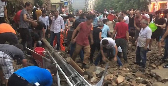 Şişli Ermeni Mezarlığı'nın istinat duvarı çöktü