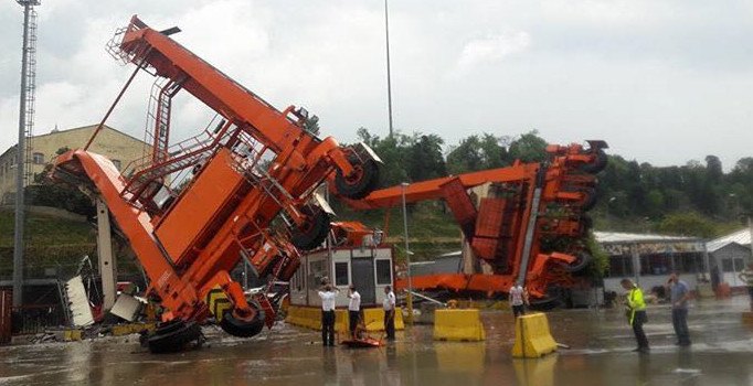 Haydarpaşa'da vinç devrildi, patlama yaşandı