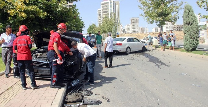 Sürücü belgesi olmayan lise öğrencisinin kullandığı otomobile araç çarptı: 3 yaralı