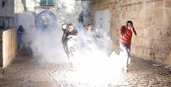 İsrail polisi Mescid-i Aksa önünde Filistinlilere saldırdı