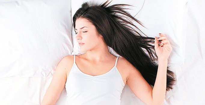 Yüzünüzün kırışmaması için sırtüstü uyuyun