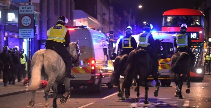Londra'da binlerce kişi sokağa döküldü