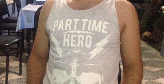 'Part time hero' tişörtü giyen adam gözaltına alındı | Çanakkale haberleri