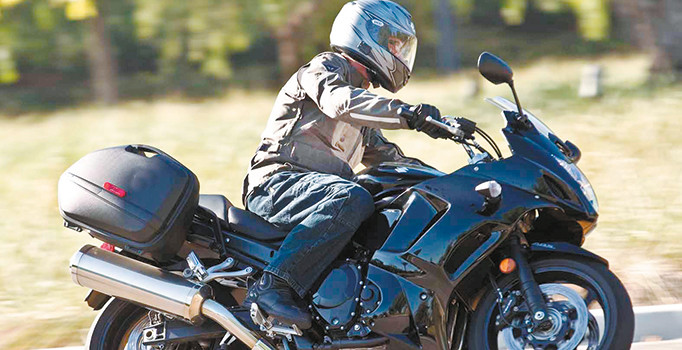 İzmaritini atmak için bile kapı açan var!