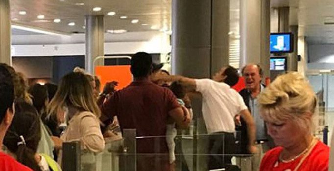 Havalimanı görevlisi bir yolcuyu yumrukladı