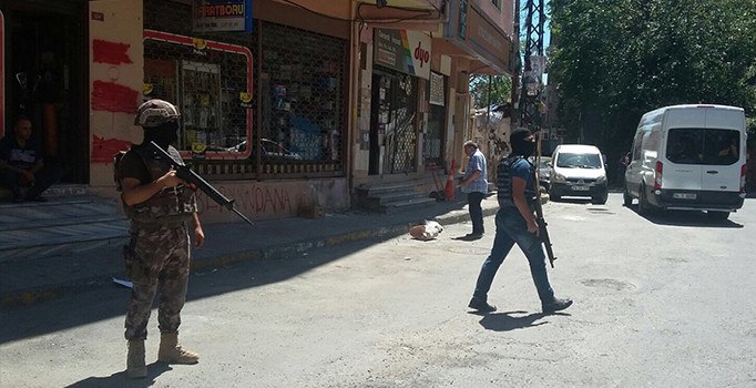 İstanbul Okmeydanı'nda helikopter destekli dev operasyon