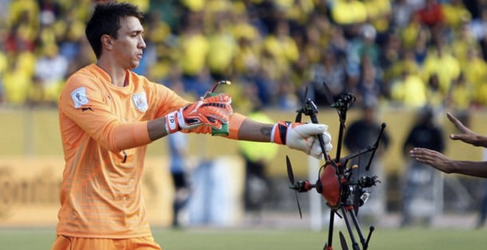 Fernando Muslera düşen kamerayı havada yakaladı