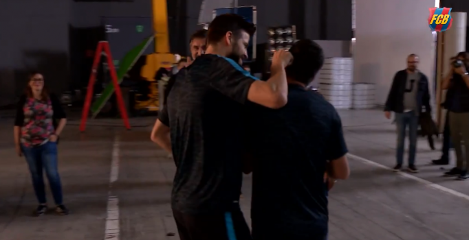 Gerard Pique reklam çekiminde Arda Turan'ın kulağını çekti!