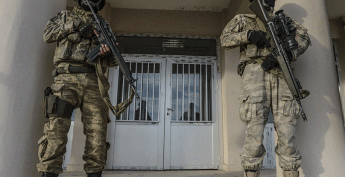 PKK'lı teröristler Silvan'ı harabeye çevirdi