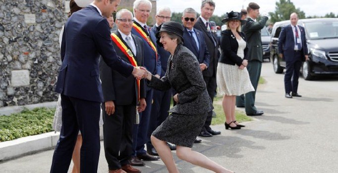 İngiltere Başbakanı May'in dikkat çeken görüntüsü