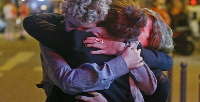 Paris'te hayat duracak, Hollande Savunma Konseyi'ni toplayacak