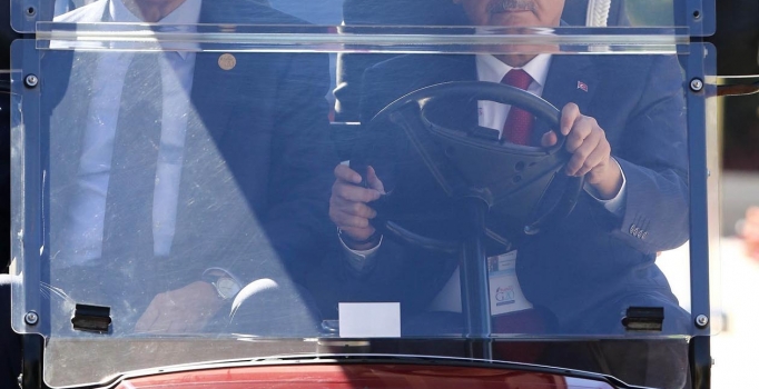 Erdoğan Antalya'daki görüşmeye golf arabasıyla geldi
